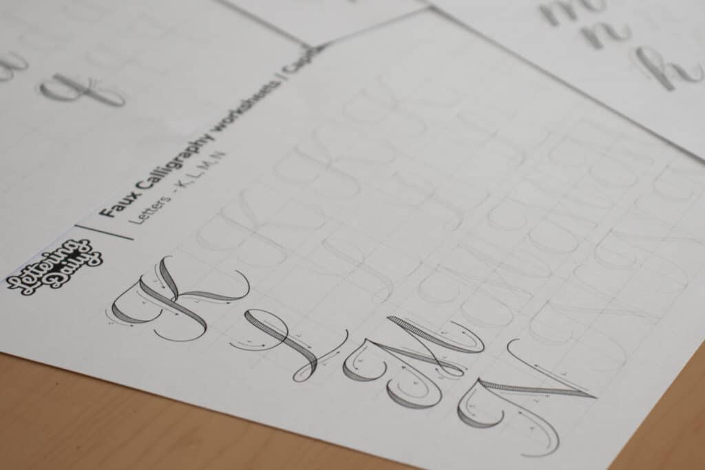 Faux calligraphie : Calligraphier sans matériel (+ fiche lettering